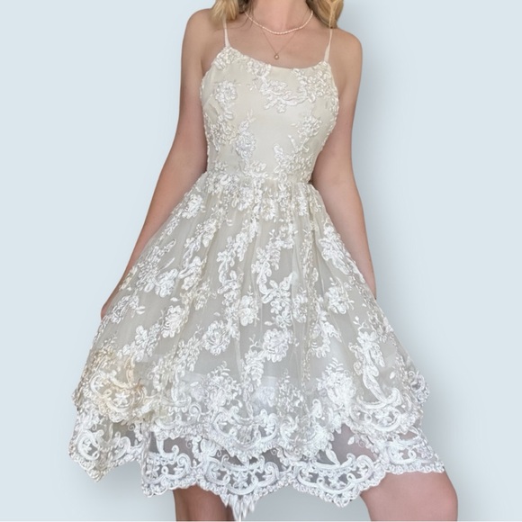 Alice + Olivia White Mini Floral Embroidered Dress (Size 2) - Picture 2 of 9